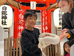 「福岡市の複合施設で冬休み限定の生きものフェスタ　小動物ふれあいや縁日も楽しめる」の写真