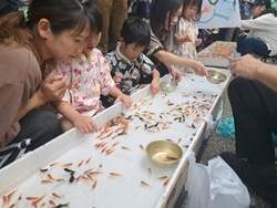 「福岡市の複合施設で冬休み限定の生きものフェスタ　小動物ふれあいや縁日も楽しめる」の写真