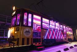 「LED装飾の路面電車で焼き芋4種を食べ比べ！　鹿児島市で「マグマやきいも電車」開催」の写真