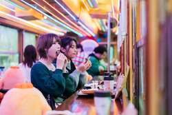 「LED装飾の路面電車で焼き芋4種を食べ比べ！　鹿児島市で「マグマやきいも電車」開催」の写真