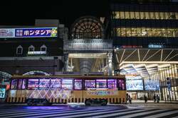 「LED装飾の路面電車で焼き芋4種を食べ比べ！　鹿児島市で「マグマやきいも電車」開催」の写真