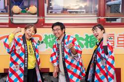 「LED装飾の路面電車で焼き芋4種を食べ比べ！　鹿児島市で「マグマやきいも電車」開催」の写真