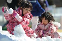 「愛知県蒲郡市で本物の雪遊び体験！　「ラグーナゆきひろば」が初開催」の写真
