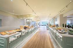 「サンタが館内に！オリエンタルホテル東京ベイでクリスマスグリーティング開催」の写真