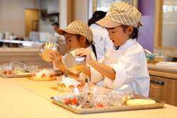 「神戸で3歳から参加できるキッズパティシエイベント　Xmasケーキ作りを体験しよう！」の写真