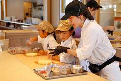 「神戸で3歳から参加できるキッズパティシエイベント　Xmasケーキ作りを体験しよう！」の写真