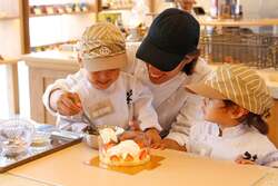 「神戸で3歳から参加できるキッズパティシエイベント　Xmasケーキ作りを体験しよう！」の写真