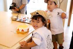 「神戸で3歳から参加できるキッズパティシエイベント　Xmasケーキ作りを体験しよう！」の写真