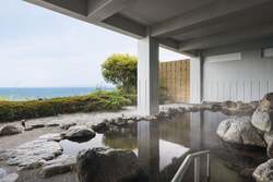 別府湾から昇る朝日を望む温泉露天風呂