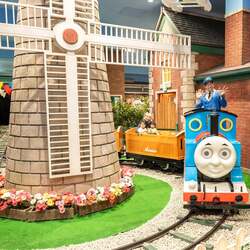 「トーマスタウンとトーマスステーションでクリスマス気分を満喫！　特典満載冬イベント」の写真