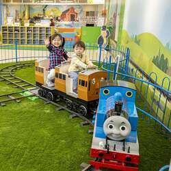 「トーマスタウンとトーマスステーションでクリスマス気分を満喫！　特典満載冬イベント」の写真