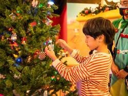 「レゴブロックでハート作り！　東京と大阪のレゴランドでクリスマスイベント開催」の写真