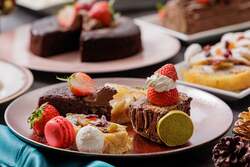 「吹田市のホテルでXmasディナー！ステーキやローストチキンなど豪華料理が食べ放題」の写真