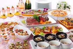 「調布クレストンホテルでクリスマスファミリーランチバイキング！コメディーショーも」の写真