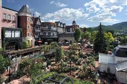 「子どもが描いた夢のお菓子が本物に！　白い恋人パークで一日工場長を募集」の写真