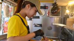 「大学生14チームが本気で激突！長居公園で「キッチンカー甲子園」開催」の写真