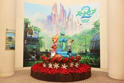 「『ズートピア2』のクリスマスツリーとスタチューがイクスピアリに12月25日まで登場」の写真