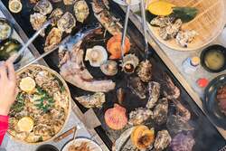 「愛知・知多半島のグランピング＆BBQ複合施設に日本最大級の「体験型牡蠣小屋」OPEN！」の写真