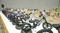 「千葉・幕張メッセで「ストライダーカップ」開催！　全長100m超の巨大コースで遊べる」の写真