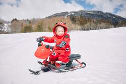 「赤べこウェア」を着て「赤べこそり」に乗れる