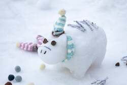 「赤べこ雪だるま」イメージ