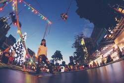 「都内でスカイランタン＆焚き火！　大井競馬場で11日間限定のクリスマスイベント開催」の写真