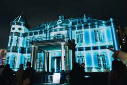 「130体超のサンタ像がお出迎え！　福岡市中央区でクリスマスイベント開催」の写真