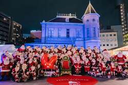 「130体超のサンタ像がお出迎え！　福岡市中央区でクリスマスイベント開催」の写真