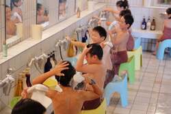 「熊谷市「おふろcafe ハレニワの湯」で『こども銭湯』開催！　子供だけでお風呂体験」の写真