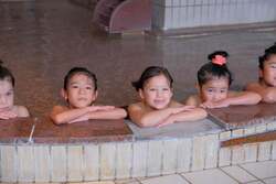 「熊谷市「おふろcafe ハレニワの湯」で『こども銭湯』開催！　子供だけでお風呂体験」の写真