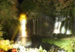 世界遺産 白糸ノ滝ライトアップ2025／(c)富士宮市