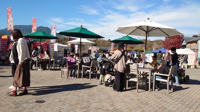 恵那峡もみじまつり／ビジターセンター前やウッドデッキでの開催