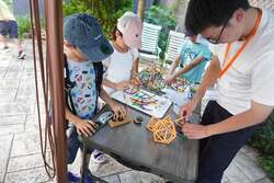 「遊びながら算数が好きになる体験イベント開催　スケートボードやボルダリングも遊べる」の写真