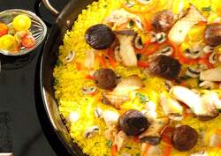 寒い季節に嬉しいあったか、ほっこりメニュー。鶏もも肉と色々木ノ子のパエリア