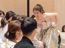 代表の森口美和子が歌いながら会場をまわるようす