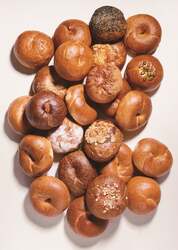 東京＜テコナベーグル＞ ふか）栗たっぷりモンブランクリーム  １個　461円  もち）明太子バター  １個　421円　　ほか