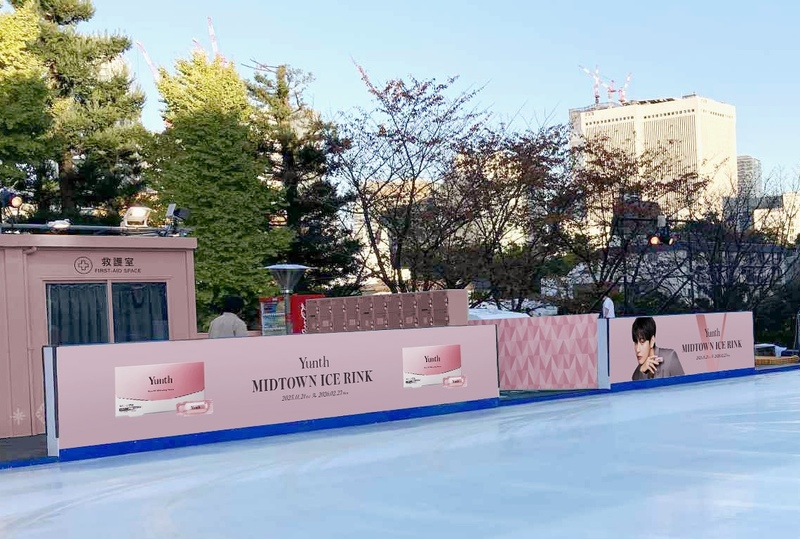 Yunthブランドアンバサダー「BTS」のVさんを起用した屋外広告も掲示されています