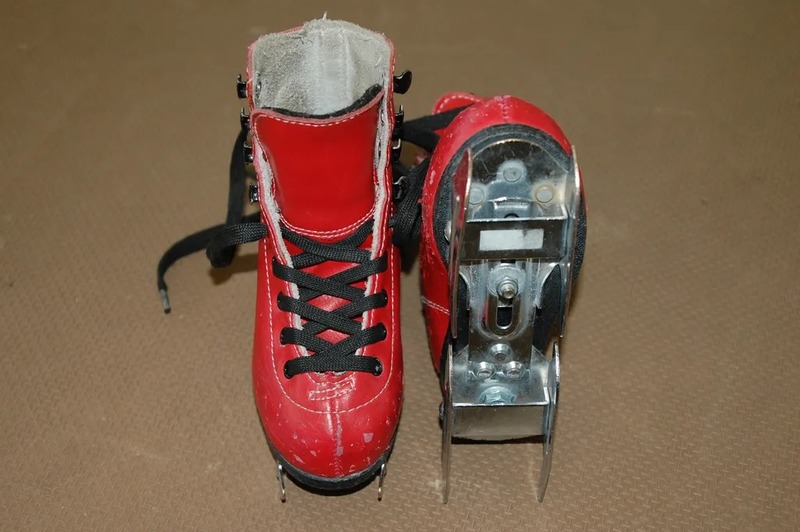 16cmのみ2枚刃のスケート靴があります