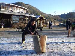 「信州の里山で薪割り・もちつき・そり滑り！　冬休み山賊キャンプ参加者募集中」の写真