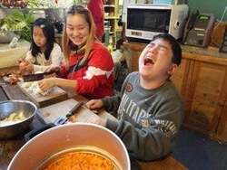 「信州の里山で薪割り・もちつき・そり滑り！　冬休み山賊キャンプ参加者募集中」の写真