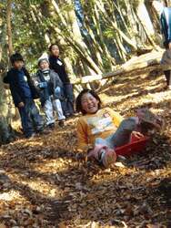 「信州の里山で薪割り・もちつき・そり滑り！　冬休み山賊キャンプ参加者募集中」の写真