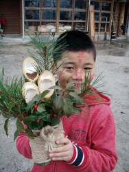 「信州の里山で薪割り・もちつき・そり滑り！　冬休み山賊キャンプ参加者募集中」の写真