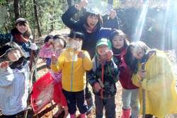 「信州の里山で薪割り・もちつき・そり滑り！　冬休み山賊キャンプ参加者募集中」の写真