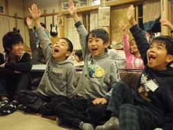 「信州の里山で薪割り・もちつき・そり滑り！　冬休み山賊キャンプ参加者募集中」の写真