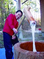 「信州の里山で薪割り・もちつき・そり滑り！　冬休み山賊キャンプ参加者募集中」の写真