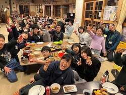 「信州の里山で薪割り・もちつき・そり滑り！　冬休み山賊キャンプ参加者募集中」の写真