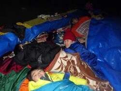 「信州の里山で薪割り・もちつき・そり滑り！　冬休み山賊キャンプ参加者募集中」の写真