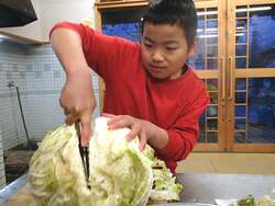 「信州の里山で薪割り・もちつき・そり滑り！　冬休み山賊キャンプ参加者募集中」の写真