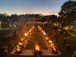 「東京都心で焚火体験ができる！　有明の国営公園で「焚火クラブ2026」開催」の写真