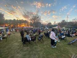 「東京都心で焚火体験ができる！　有明の国営公園で「焚火クラブ2026」開催」の写真